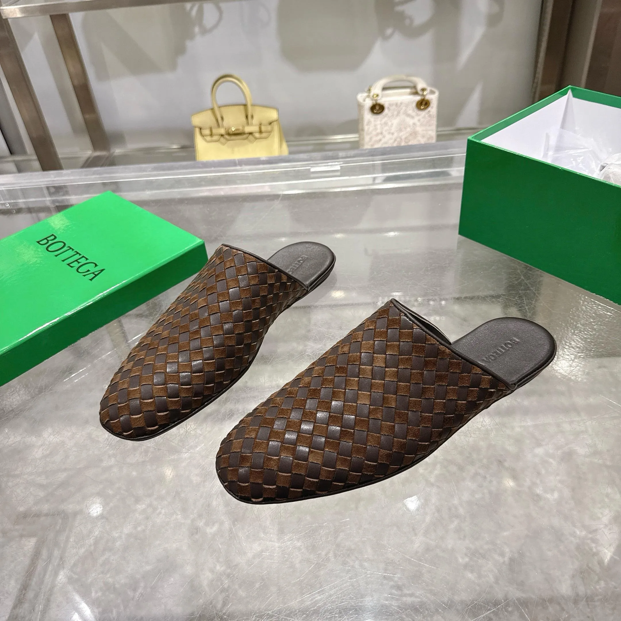 [BV] Top P: 720💰Size for couples: Female 35-39 Male 39--44 (Female 40. Male 38.45.46.47 customization is not returnable) [Note‼ ️] Add 💰 to size 46, add 💰 to size 47. Bottega Veneta's 2025 autumn counter synchronized genuine leather outsole classic woven half-drag couple model Bottega Veneta square toe flat shoes, imported mixed sheepskin, imported sheep! Leather outsole! [Rose][Rose]! Purely hand-woven and operated, the original board is reproduced one-to-one! quality assurance!